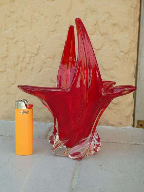 A SPECTACULAR MURANO OF ITALY "LAYERED GLASS" DEEP RED "GLASS ART" VASE IN FANTASTIC CONDITION