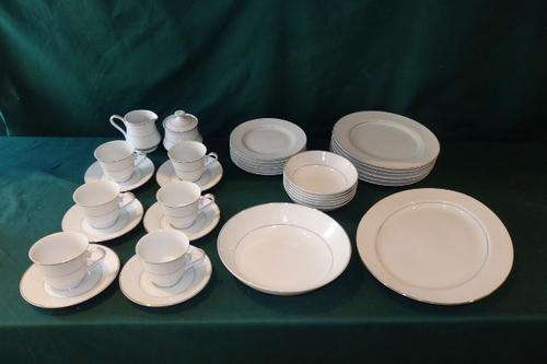 AN EXQUISITE 35 PIECE SILVER LACE OF JAPAN FINE CHINA DINNER AND TEA SERVICE