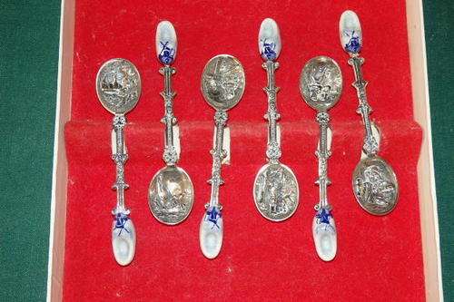 A FANTASTIC BOXED SET OF SIX SILVER PLATED DUTCH DEMITASSE COFFEE SPOONS WITH PORCELAIN CLOGS