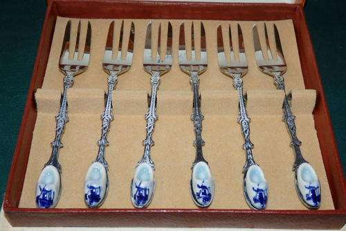 AN AWESOME BOXED SET OF SIX SILVER PLATED DUTCH CAKE FORKS WITH PORCELAIN CLOGS ON THE ENDS