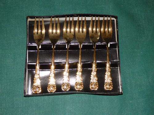 AN AWESOME BOXED SET OF SIX 24ct GOLD PLATED CAKE FORKS WITH ROSE DESIGN HANDLES