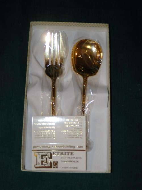 AN EXQUISITE EETRITE 24ct GOLD PLATED SERVING SET IN IT'S ORIGINAL BOX AND WRAPPING