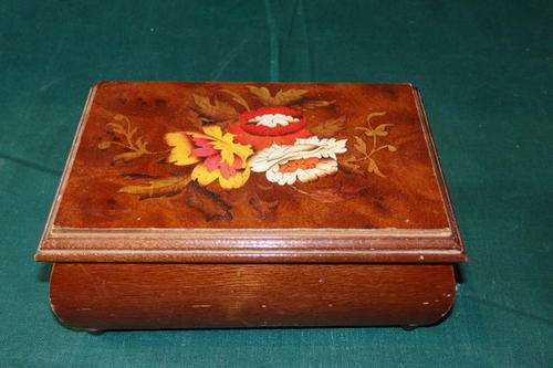 AN AWESOME WOODEN JEWELLERY BOX WITH FLOWERS ON THE LID AND CREAM LINED INTERIOR