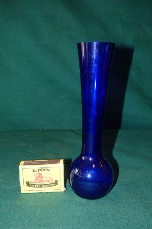 A BEAUTIFUL COBALT BLUE GLASS VASE - IDEAL FOR A SINGLE STEM FLOWER SUCH AS A ROSE