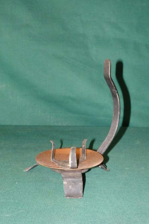 AN AWESOME COPPER AND BLACK METAL CANDLE HOLDER WITH A CARRY HANDLE