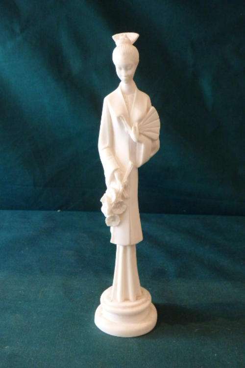 A STUNNING RESIN FIGURINE OF A JAPANESE GEISHA IN HER KIMONO WITH A FAN AND A BUNCH OF FLOWERS