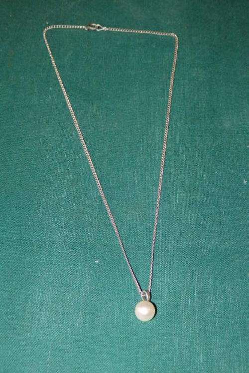 AN EXQUISITE CULTIVATED PEARL PENDANT ON A STERLING SILVER CHAIN - VERY BEAUTIFUL AND QUITE CHIC