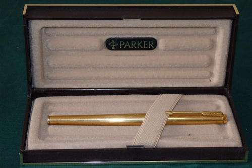 A STUNNING VINTAGE PARKER 23k GOLD SONNET ROLLERBALL PEN IN IT'S ORIGINAL BOX