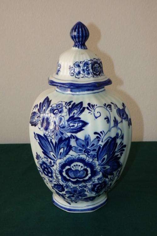 AN INCREDIBLE DELFT BLAUW OF HOLLAND URN STYLE PORCELAIN LIDDED VASE IN MINT CONDITION
