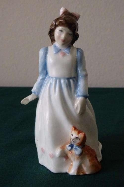 A SUPERB ORIGINAL ROYAL DOULTON PORCELAIN FIGURINE "KITTY" (HN 3876) IN MINT CONDITION