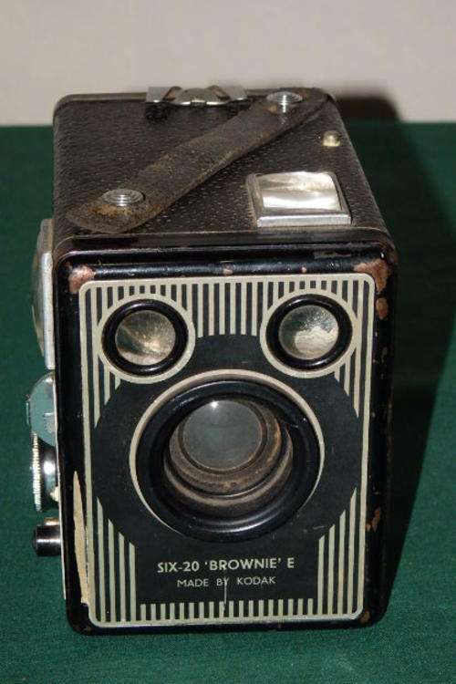 A FANTASTIC VINTAGE KODAK BROWNIE "MODEL E" SIX-20 CAMERA IN EXCELLENT CONDITION