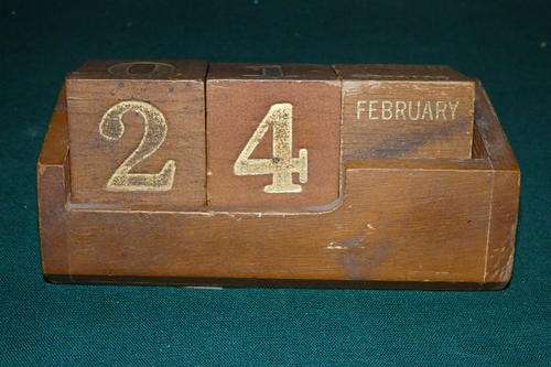 AN AWESOME "NOVELTY" WOODEN "BLOCK" CALENDAR THAT DISPLAYS THE DATE AND MONTH