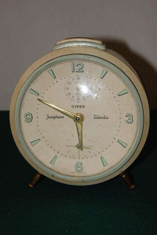 AN EXQUISITE VINTAGE ART DECO JUNGHANS OF GERMANY BIVOX WIND-UP BEDSIDE ALARM CLOCK