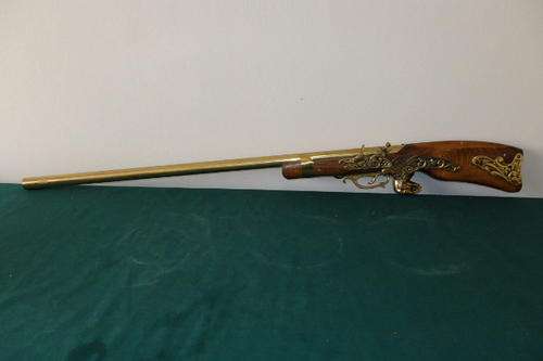 A FANTASTIC VINTAGE WALL HANGING "RIFLE" WITH BRASS EMBELLISHMENTS - A PRETTY COOL SHOWPIECE