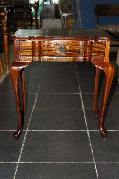 A STUNNING VINTAGE QUEEN ANNE SIDE-TABLE PEDASTAL c/w DRAW IN EXCELLENT CONDITION! AWESOME FURNITURE