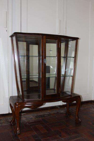 AN EXQUISITE UNUSUAL BALL & CLAW GLASS SHOWCASE!!! STUNNING FURNITURE IN EXCELLENT CONDITION!