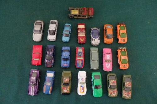 A FANTASTIC COLLECTION OF 22 MIXED DIE CAST COLLECTABLE CARS INCLUDING A RARE MATCHBOX ROLLS ROYCE