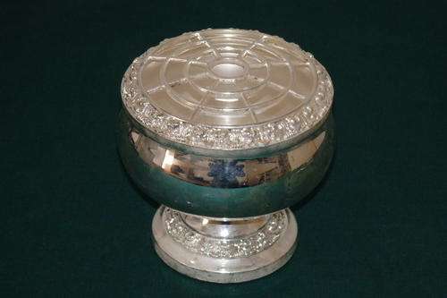 A MAGNIFICENT IANTHE OF ENGLAND SILVER PLATED ROSE BOWL IN PRISTINE CONDITION IN ITS ORIGINAL BOX