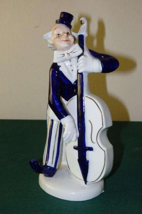 A BEAUTIFUL PORCELAIN COBALT BLUE AND WHITE CLOWN PLAYING A CELLO - REALLY QUITE AN AWESOME PIECE
