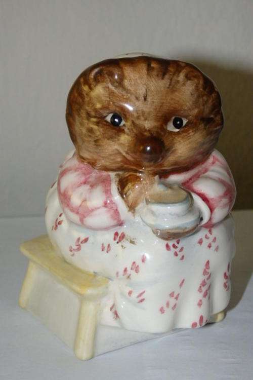 A SUPERB BESWICK "BEATRIX POTTER" "MRS TIGGY-WINKLE TAKES TEA" PORCELAIN FIGURINE IN MINT CONDITION