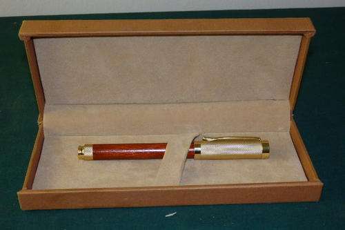 AN EXQUISITE WOODEN BALL POINT PEN WITH GOLD PLATED METAL LID AND DETAILING