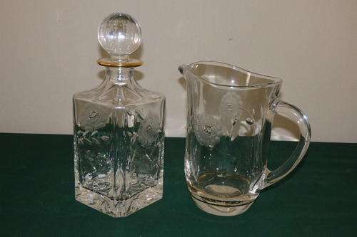 AN AWESOME 750ml ROSE CUT CRYSTAL DECANTER AND JUG SET WITH GOLD DETAILING