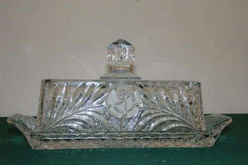 A STUNNING ROSE CUT CRYSTAL LIDDED BUTTER DISH WITH EXQUISITE DETAILING IN MINT CONDITION