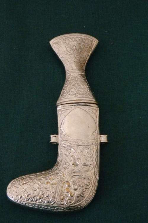 A STUNNING SILVER PLATED ON BRASS ORNAMENTAL MOROCCAN DAGGER IN ITS SHEATH