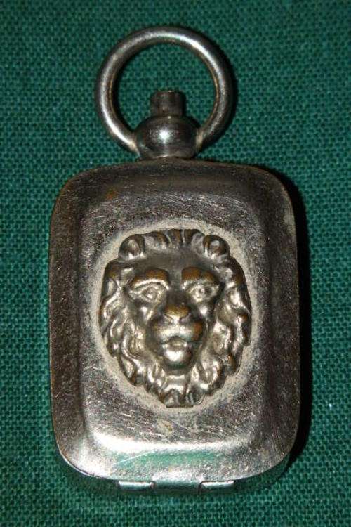 A VERY UNUSUAL VINTAGE EPNS SILVER PLATED "LIONS HEAD" INK STAMP CASE WITH A LOCKING MECHANISM