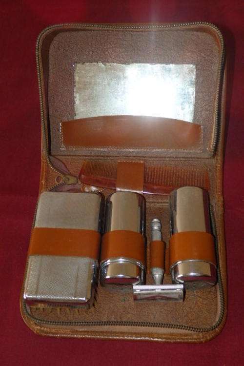 AN AWESOME VINTAGE GENTLEMAN'S SHAVING SET IN A LEATHER CASE WITH CHROMED FINISHED ACCESSORIES