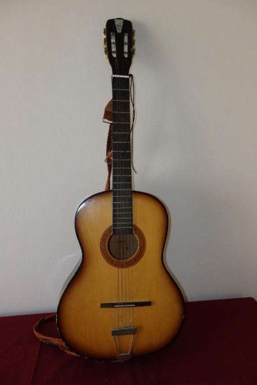 AN AWESOME SOUTH AFRICAN MADE CRESCENDO CLASSIC GUITAR WITH SHOULDER STRAP AND CARRY CASE