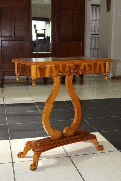 AN EXQUISITE "DUNCAN PHYFE INSPIRED" HARP NIGHT STAND TABLE! THIS IS TOTALLY UNIQUE & VERY BEAUTIFUL