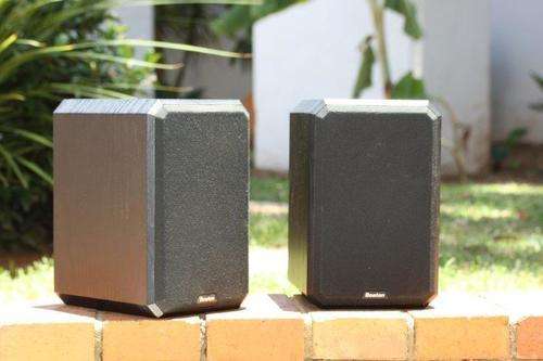 A FANTASTIC PAIR OF BLACK BOSTON OF USA HD5 8 OHMS MINI HI-FI SPEAKERS IN WORKING CONDITION