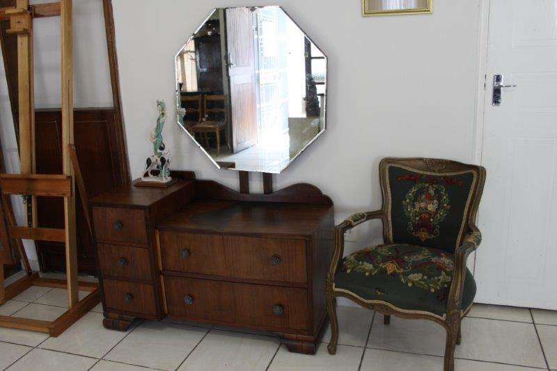 AN AWESOME VINTAGE DRESSING TABLE WITH OCTAGANAL MIRROR IN GREAT CONDITION!!! AMAZING FURNITURE