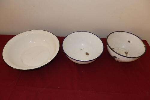 THREE AWESOME VINTAGE WHITE ENAMELWARE MIXING BOWLS WITH BLUE RIMS