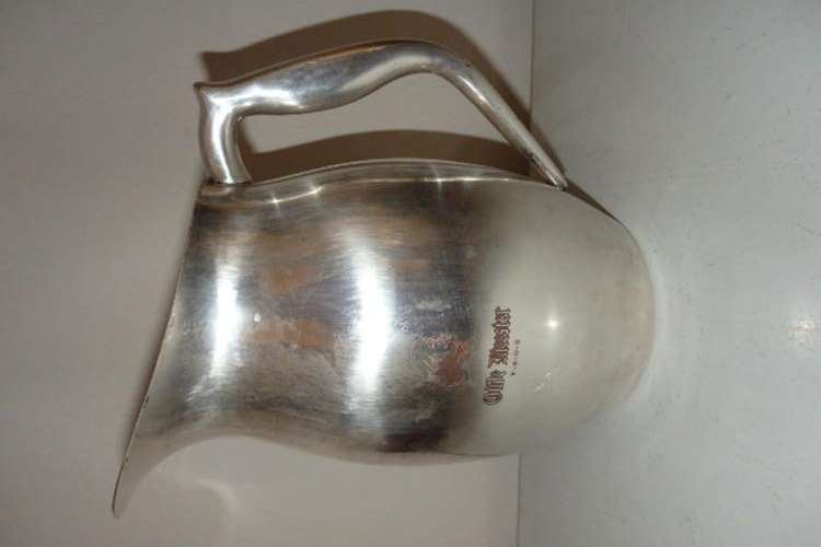 AN AWESOME SILVER PLATED "OUDE MEESTER VSOB" ENGRAVED WATER JUG WITH AN ICE LIP