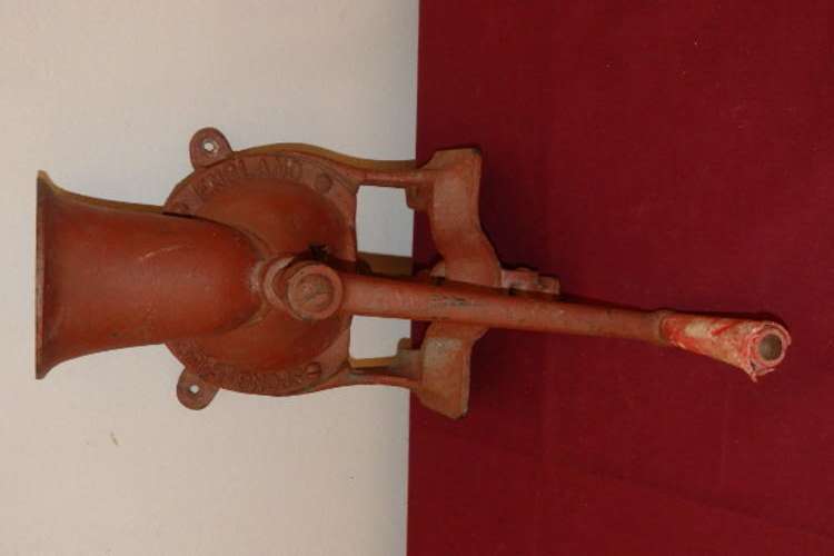 AN AWESOME VINTAGE RED SPONG No. 3 HAND CRANKED COFFEE GRINDER IN WORKING ORDER