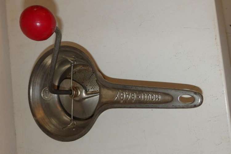 AN AWESOME VINTAGE (1970's) METAL MOULINEX "MOULI BABY" OF FRANCE BABY "DEPOSE" FOOD MASHER