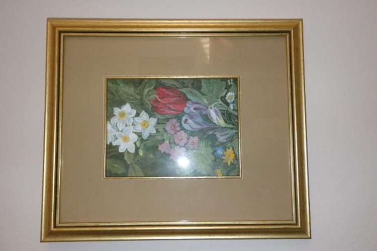 A STUNNING FRAMED ACRYLIC ON BOARD PAINTING BY ARTIST VERA SAPSED  OF AN ARRANGEMENT OF FLOWERS