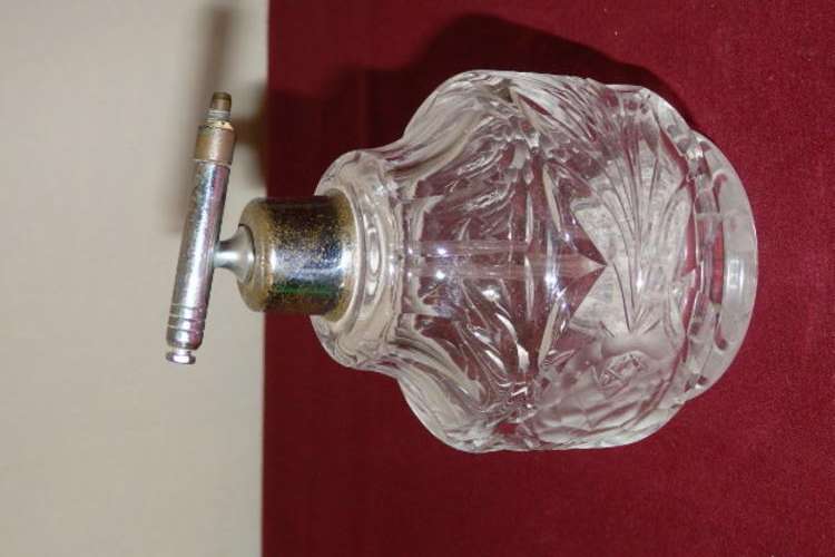 AN EXQUISITE VINTAGE ROSE CUT LEAD CRYSTAL LADIES PERFUME BOTTLE WITH PART OF A VAPORIZER