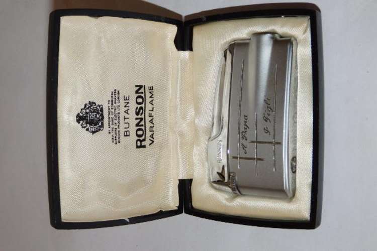 A FANTASTIC VINTAGE RONSON OF ENGLAND "VARAFLAME" BUTANE CIGARETTE LIGHTER IN IT'S ORIGINAL BOX