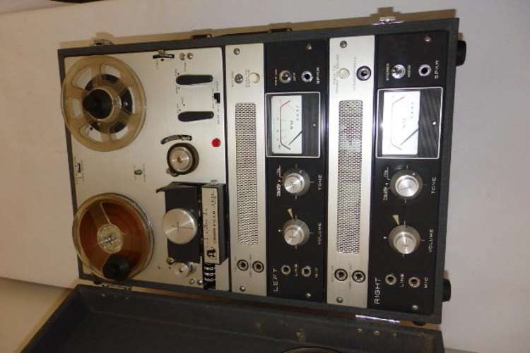 AN AMAZING VINTAGE (c1960) JAPANESE MADE AKAI MODEL M-8 REEL TO REEL STEREO TAPE RECORDER