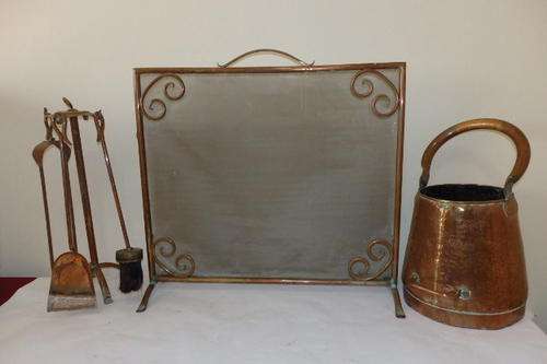 A STUNNING "RUSTIC" COPPER FIREPLACE SET THAT INCLUDES A FIREPLACE SCREEN, SCUTTLE AND CLEANING SET