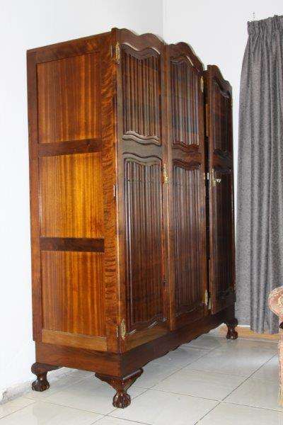 AN EXQUISITE 3-DOOR BALL & CLAW WARDROBE IN FANTASTIC CONDITION!!! STUNNING FURNITURE!