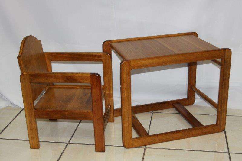 A VERY PRACTICAL AND FUNCTIONAL SOLID WOOD BABY CHAIR AND TABLE IN FANTASTIC CONDITION!!!