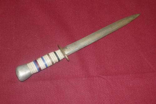 AN AWESOME VINTAGE DOUBLE SIDED DAGGER WITH A BRASS CROSS GUARD AND UNUSUAL HANDLE