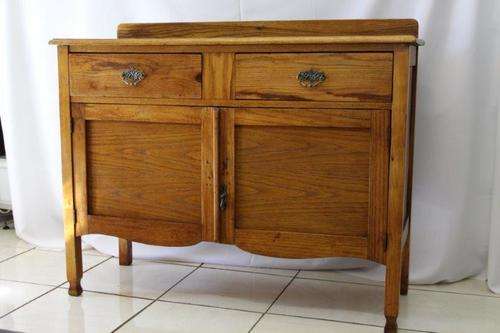 WOW!!! AN AWESOME VINTAGE SOLID OAK SIDE SERVER IN GREAT CONDITION FOR THE AGE!!!