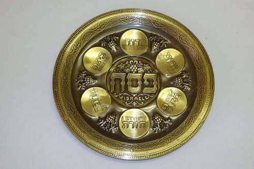 AN EXQUISITELY EMBOSSED BRASS HEBREW PASSOVER SEDER WALL PLATE IN PRISTINE CONDITION