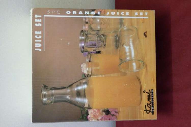 A FANTASTIC GLASS JUICE SET WITH FOUR GLASSES AND A CORK LIDDED BOTTLE IN IT'S ORIGINAL BOX