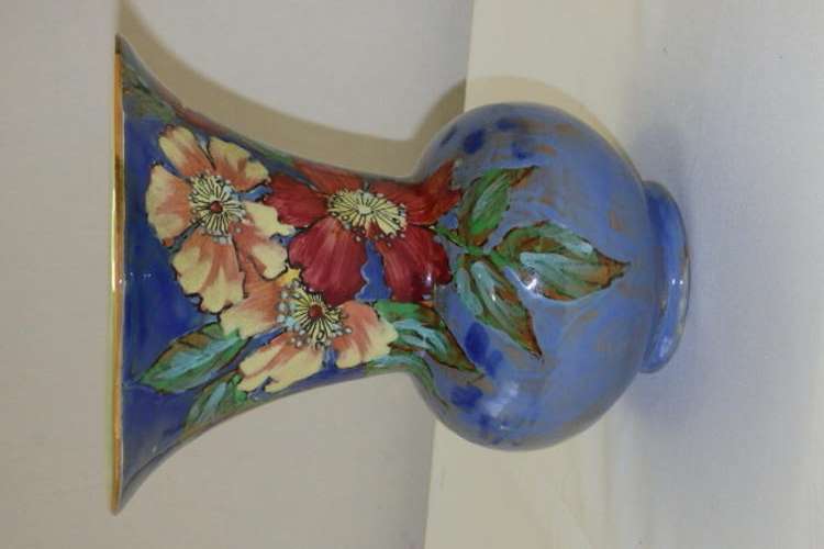 AN EXQUISITE VINTAGE ROYAL DOULTON "WILD ROSES" PATTERN VASE (PATTERN D6177) IN PRISTINE CONDITION